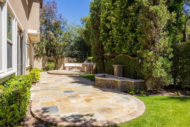 Building Photo - SPECTACULAR GATED HOME IN CATANIA COMMUNIT...