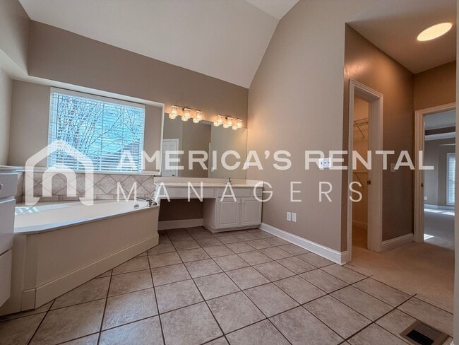 Building Photo - Spacious Five Bedroom Residence in Meadowbrook!