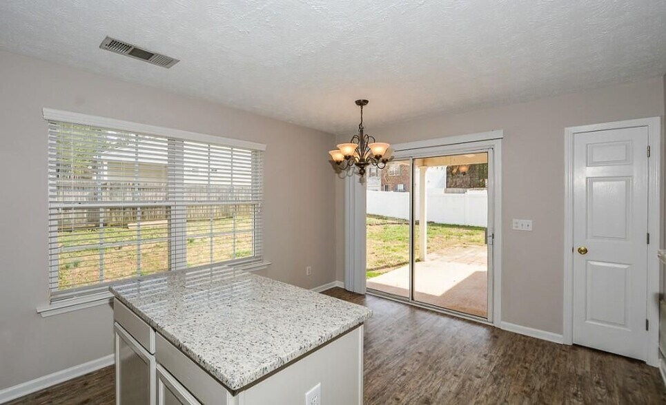 Building Photo - 612 Spanish Oak Dr