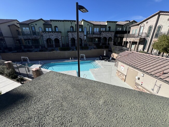 Building Photo - 3/BD 2.5/BA Sleek Townhome with High Ceilings, Balcony, and Prime Community Amenities!