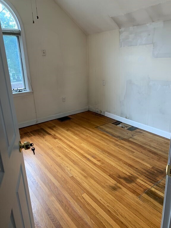 Building Photo - 841 E 5th St