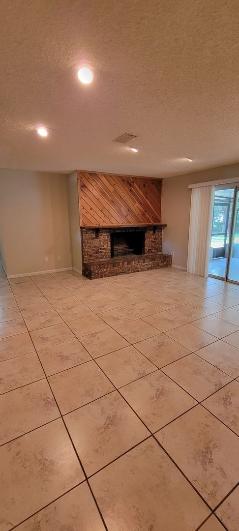 Building Photo - 2220 NW 14th Ave