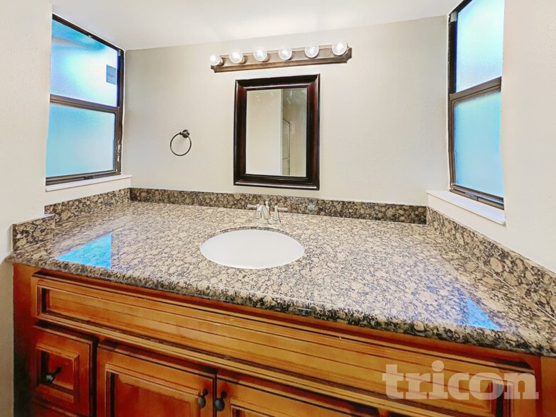 Building Photo - 1314 Oakcrest Dr