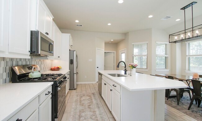 Building Photo - 320 Rise Ln