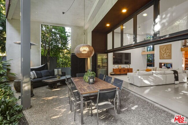 Building Photo - 1849 Fox Hills Dr