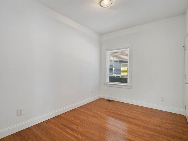 Building Photo - 3 Bedroom/2 bath house close to Optimist H...