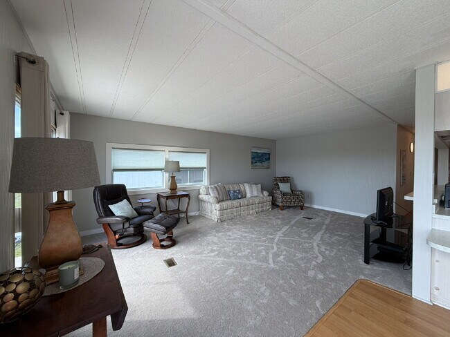 Building Photo - "Charming 2-Bed, 2-Bath Mobile Home Retreat in Harbor Cove!"