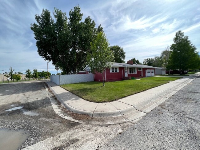 Building Photo - 429 E Pine St