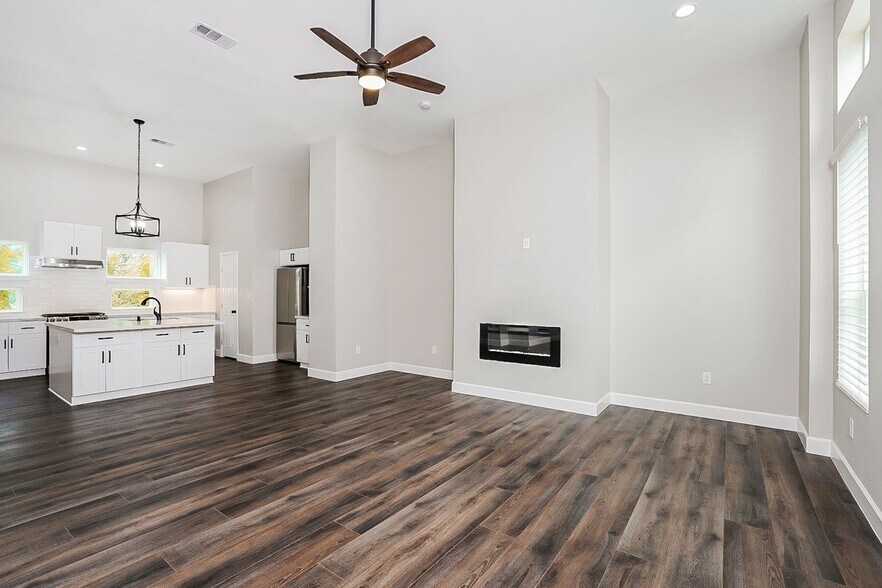Building Photo - 2118 Oatfield Dr