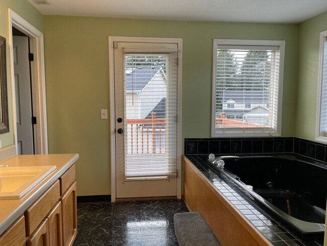 Building Photo - Spacious 5 Bedroom Home! Granite Counters! Pet friendly! Tons of Room for Entertaining!