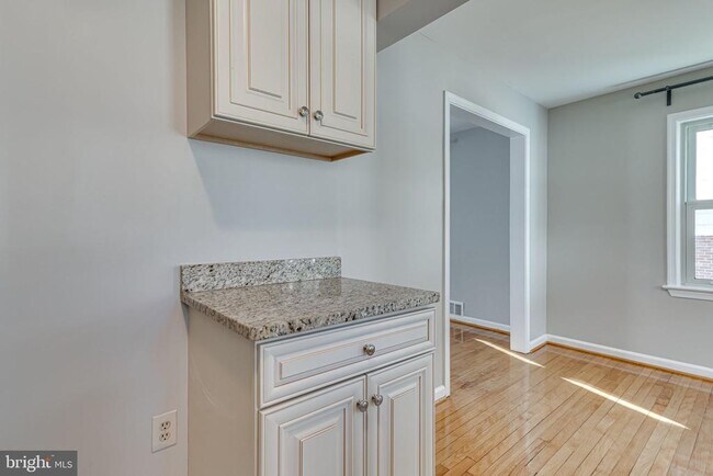Building Photo - 2722 Jefferson Dr