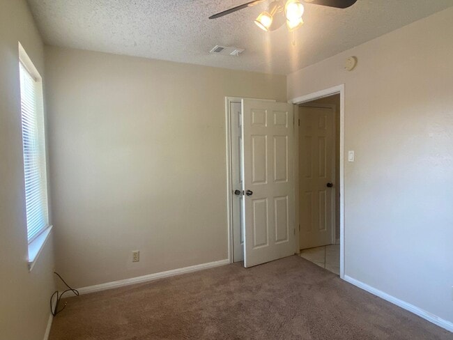 Building Photo - LARGE 4 BEDROOM BELTON ISD