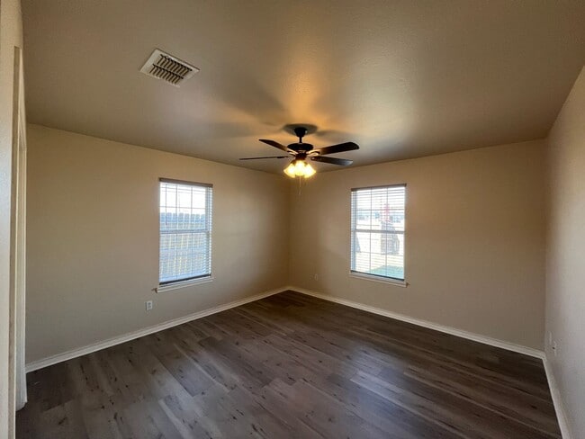 Building Photo - BRICK HOME QUICK COMMUTE TO CROSSTOWN SOUTH