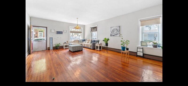 Building Photo - 557 Park St