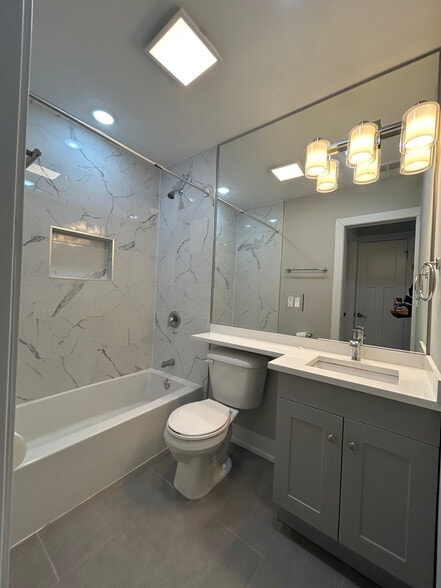 Building Photo - 423 W Belden Ave