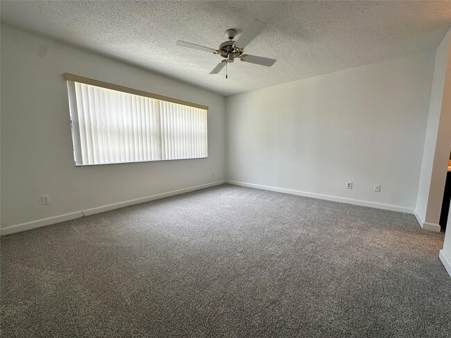 Building Photo - 9633 Riverside Dr