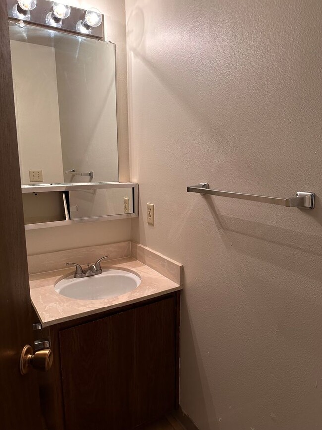 Building Photo - Charming 2-Bedroom Townhome in North Davis...