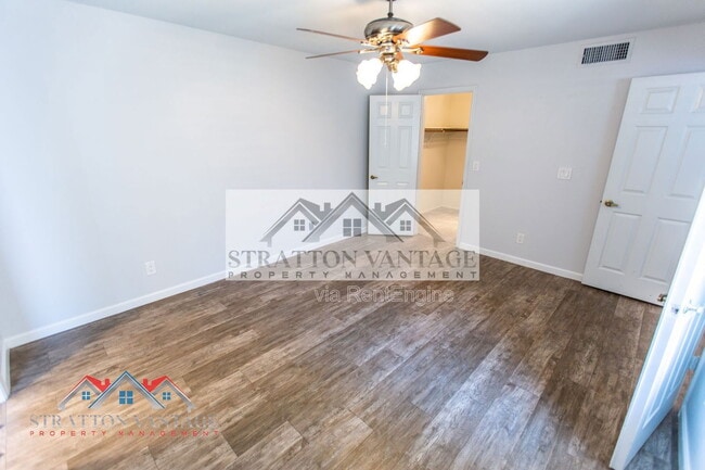 Building Photo - 310 E Bluebell Ln