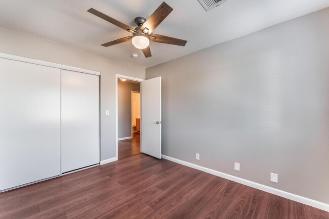 Building Photo - "Charming 3-Bed Oasis with 2 Full Baths in Vibrant Las Vegas - 1315 Sq Ft of Comfort!"