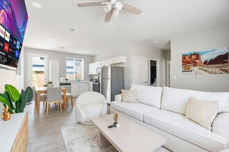 Building Photo - 6606 W Paradise Ln