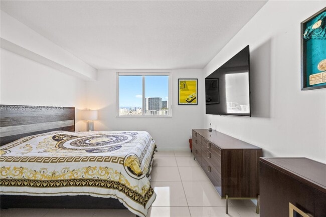 Building Photo - 1861 NW S River Dr