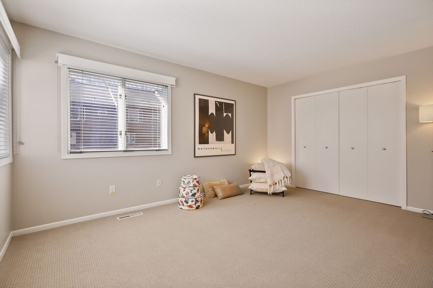 Building Photo - 2869 Kenwood Isles Dr