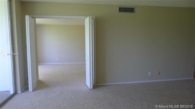 Building Photo - 2651 S Palm Aire Dr