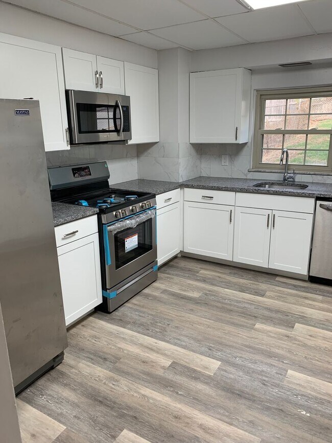 Building Photo - 2 or 3 bedroom Full Remodeled
