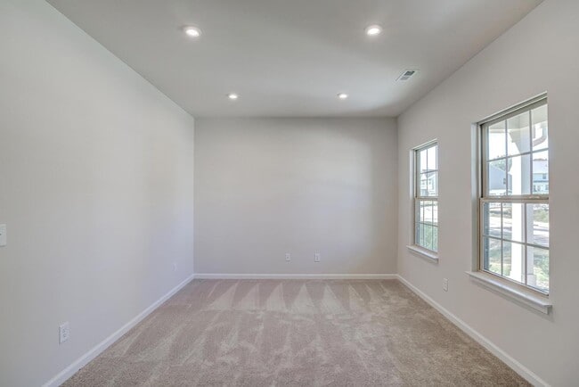 Building Photo - 5 Bedroom Home in Youngsville, right off o...