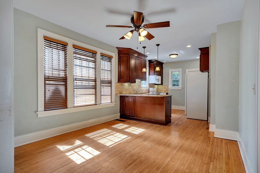 Large open Living space - 1015 18th Ave SE