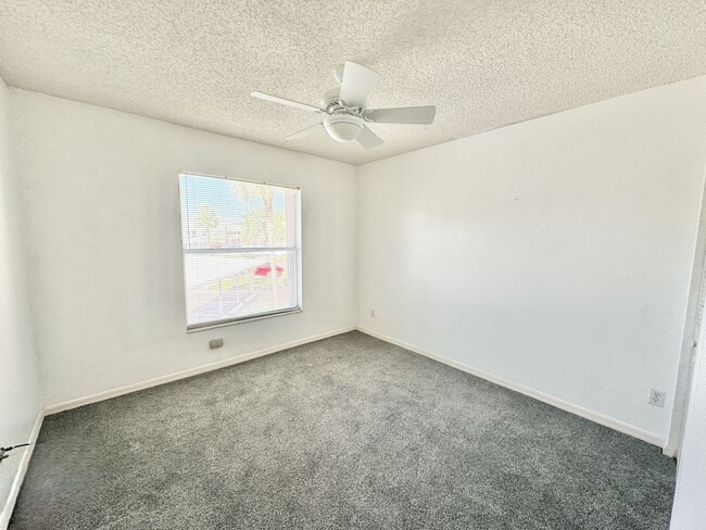 Building Photo - ** NEWCASTLE ** BERKSHIRE LAKES ** 3 BED /...