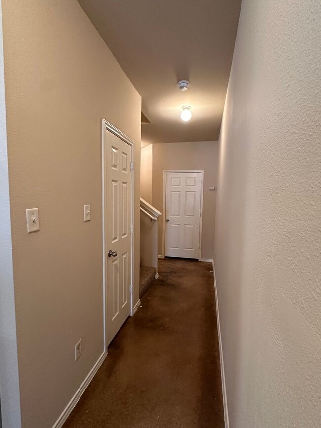 Building Photo - Townhouse available for IMMEDIATE move in