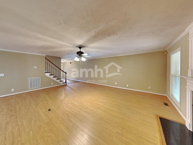 Building Photo - 2418 Taylor Close