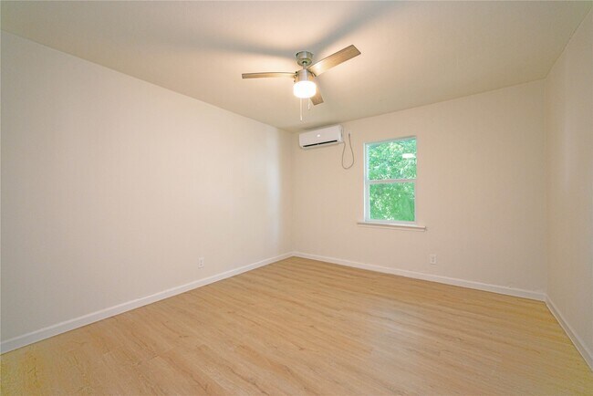 Building Photo - 914 Church St