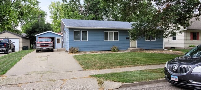 5 bdrm, 2 bath, 2 kitchen, 2 lvrms - 1522 Dick Dr