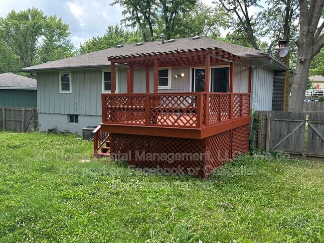 Building Photo - 424 NE Lakeview Dr