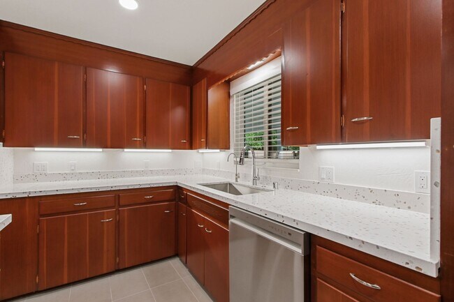 Building Photo - Central Davis 3/2 Mid Modern