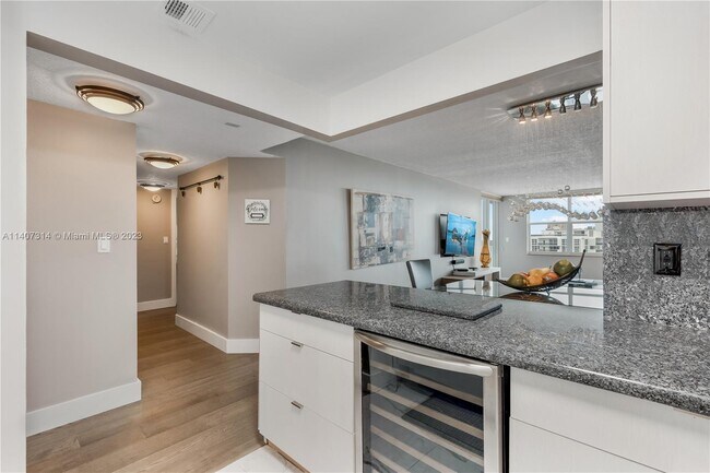 Building Photo - 3015 N Ocean Blvd