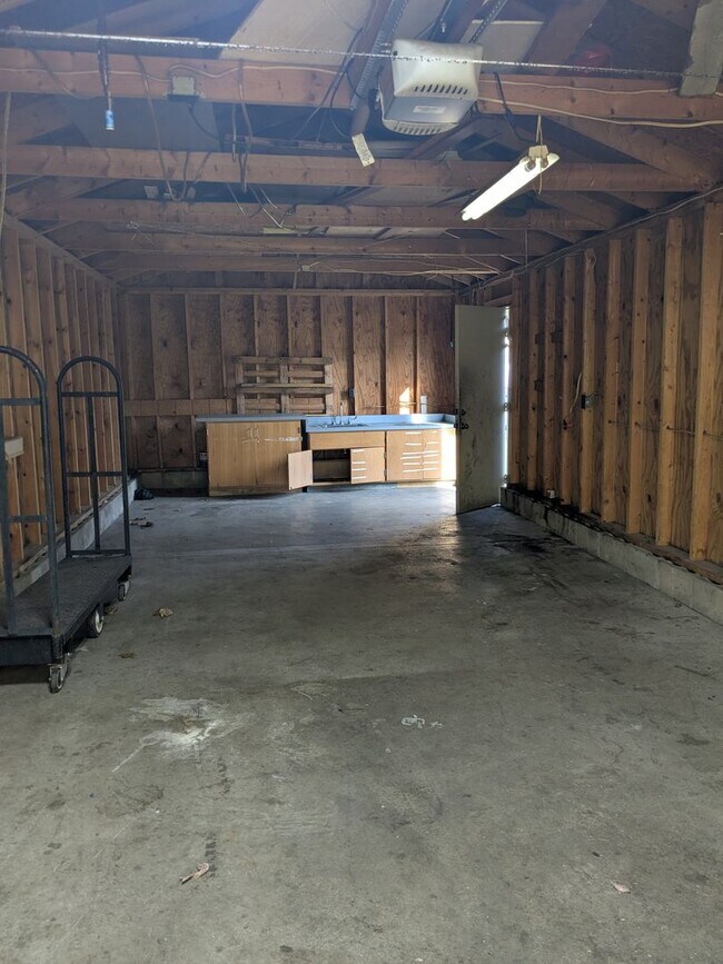 Building Photo - 2 bedroom, 1 bath Single Family House in Beaver Falls
