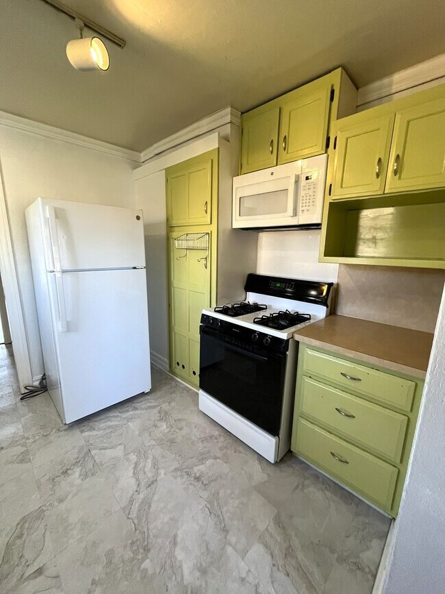 Building Photo - Large 3 Bed 1 Bath