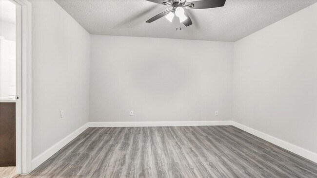 Building Photo - 10622 Highland Woods Dr