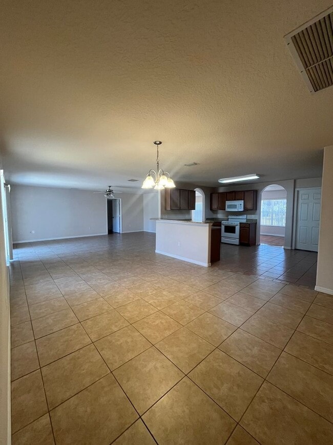 Building Photo - Beautiful Open Floor Plan 4 bedrom 2 Bath!