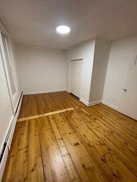 Building Photo - 143 Oak St
