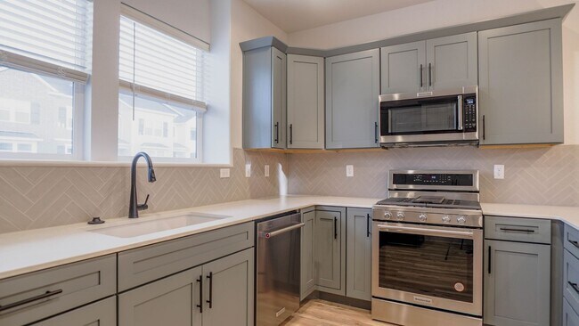 Building Photo - Beautiful 3 bedroom Townhome in Lehi Exchange community!