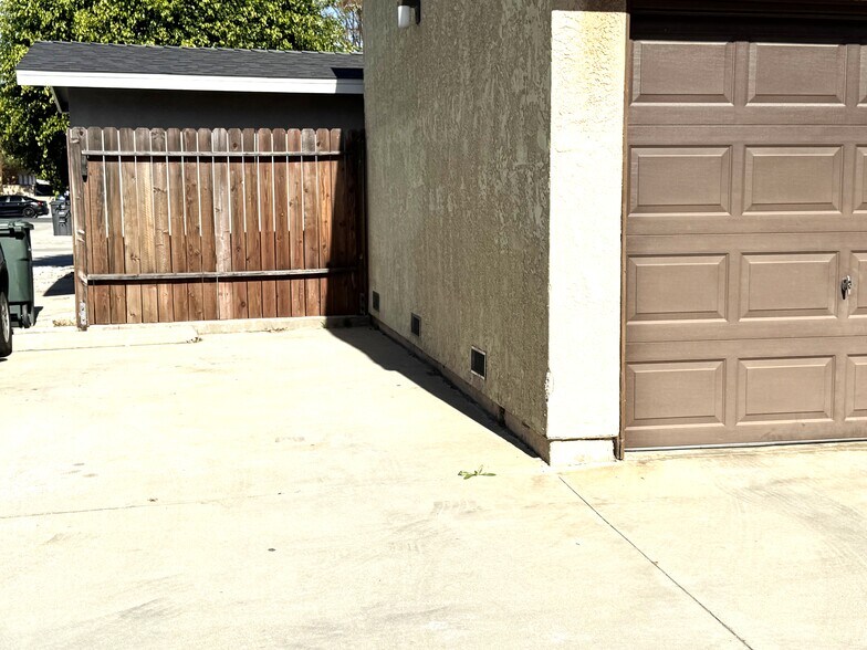 Building Photo - 10777 Walnut St