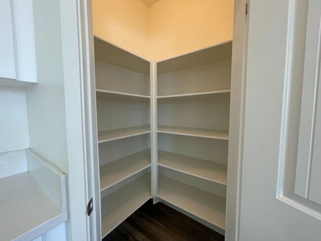 Building Photo - $1,000 Off 2nd Month’s Rent! 5-Bedroom Hom...