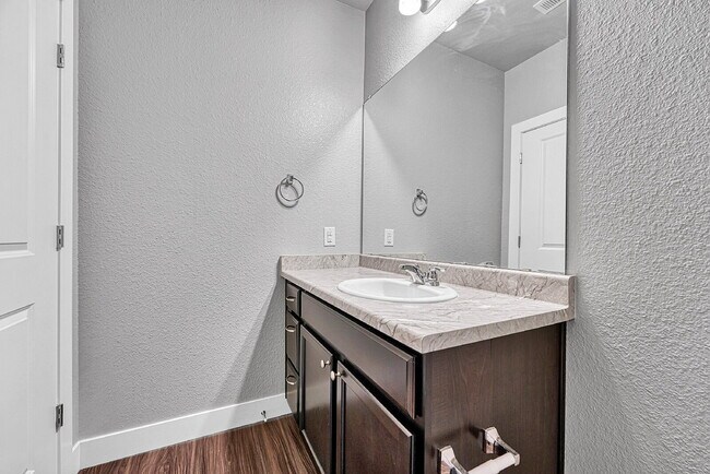 Building Photo - $1,775 - 2 Bed, 2 Bath Condo in Aurora with Central AC, and In Unit Laundry!