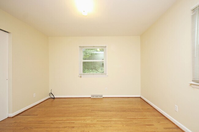 Building Photo - Student & Pet-Friendly UVA Area Rental