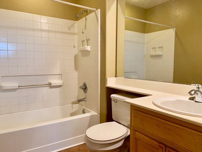 Building Photo - 4 Bed with Large Backyard!