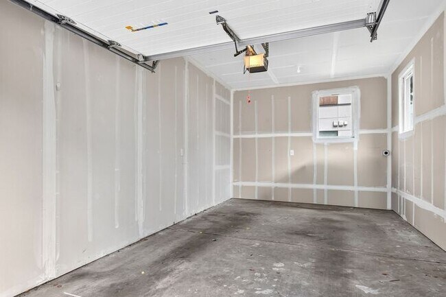 Building Photo - ULTRA-MODERN Air Conditioned Townhome in Beacon Hill (1st Month Free)